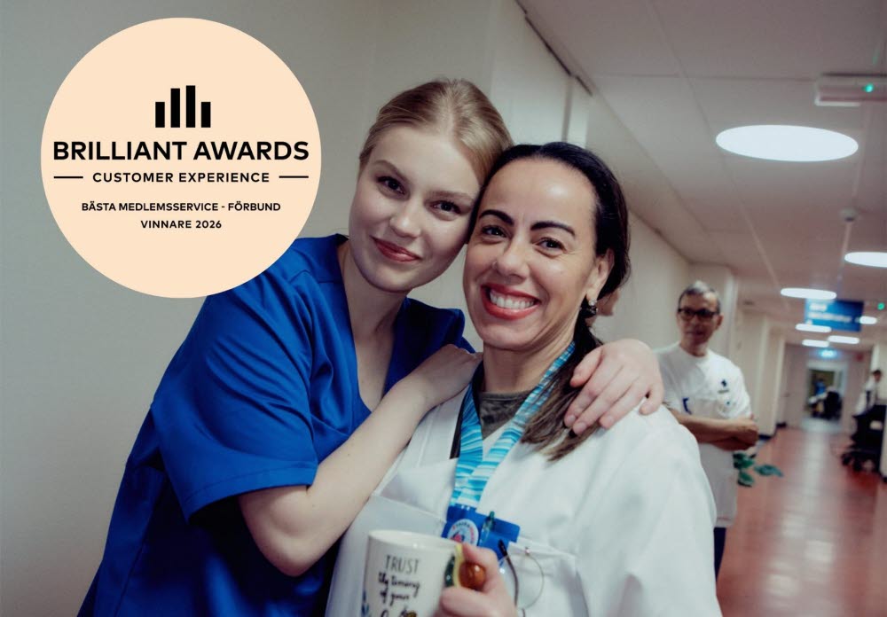 Två glada kollegor poserar