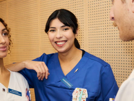 Sjuksköterska tillsammans med två kollegor