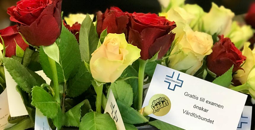 Rosor med ett kort i varje blomma som det står Grattis till examen önskra Vårdförbundet