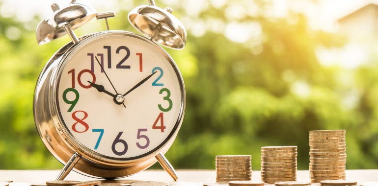 Höstlöv och en pumpa på marken