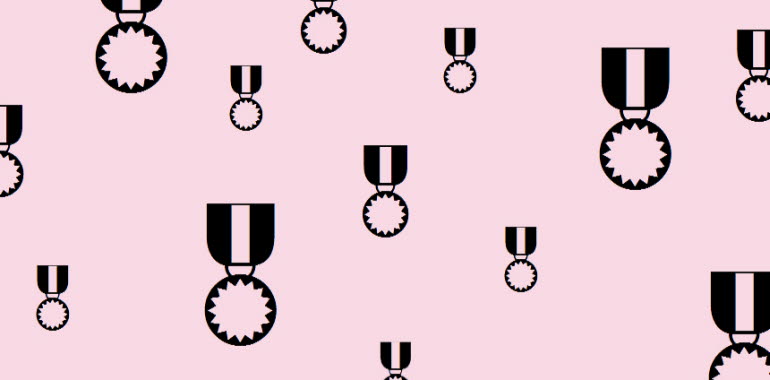 Medaljer mot rosa bakgrund