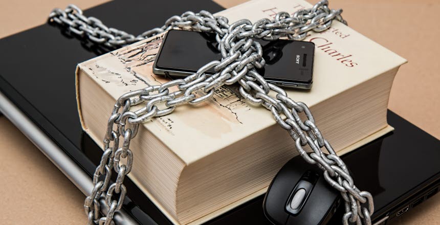 Dator, bok, telefon med fastlåst kedja Säkerhet Information GDPR Personuppgifter