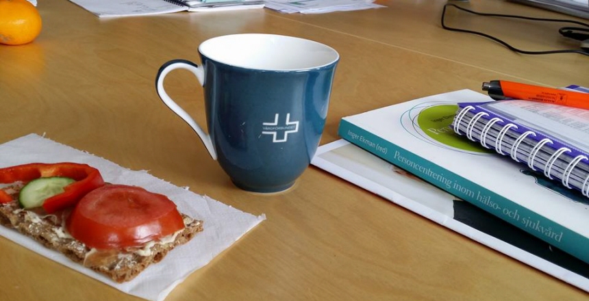 kaffekopp och smörgås