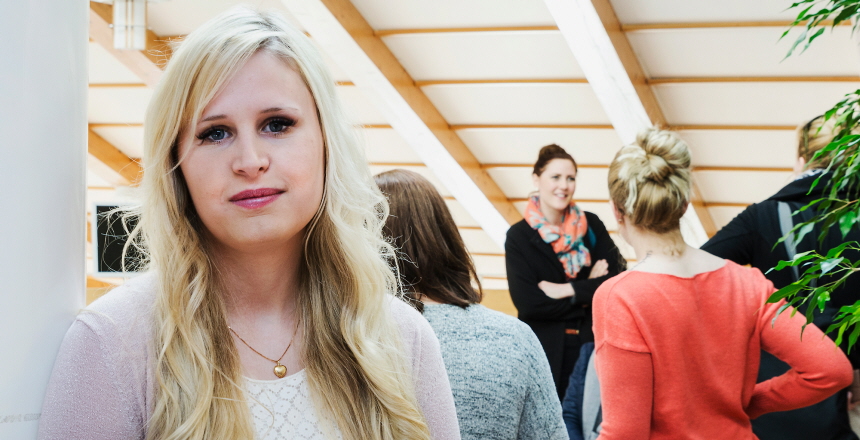 Porträttbild på specialistsjuksköterskestuderande i högskolemiljö.