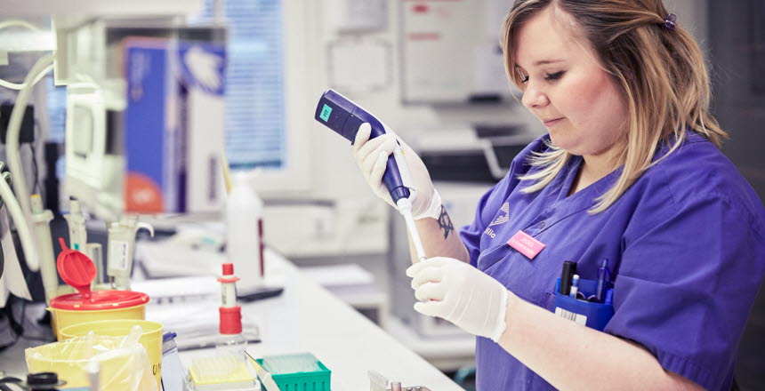 Röntgensjuksköterskor förbereder patient inför röntgenundersökning. Patienten ligger på mage. Sahlgrenska sjukhuset.