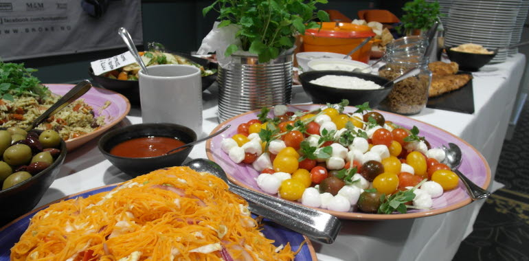 Buffébord med olika sorters mat i många färger.