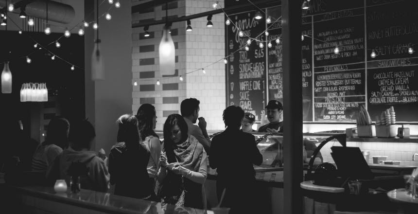 En restaurang/bar där personer står i kö för att beställa mat