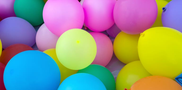 Färgglada ballonger i ett stort knippe