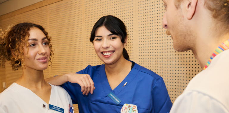 Sjuksköterska tillsammans med två kollegor