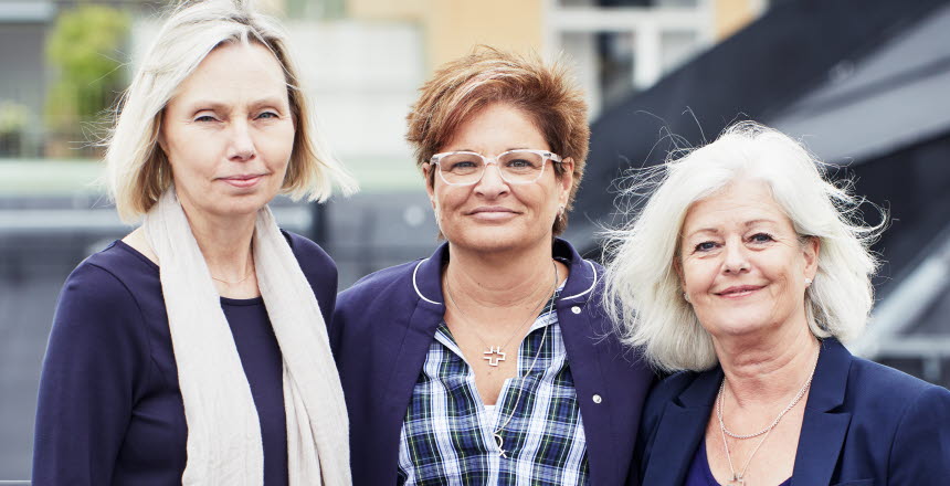 Sineva Ribeiro i mitten omgiven av Ragnhild Karlsson och Ann Johansson.
