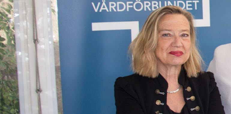 Politikern Karin Rågsjö från Vänsterpartiet tittar rakt in i kameran