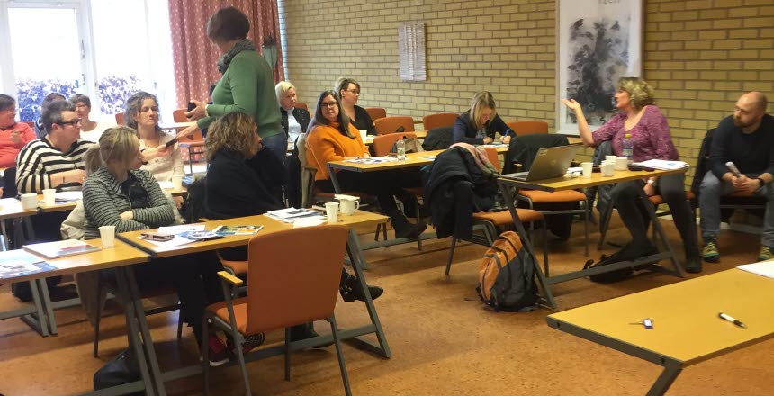 En sal där det sitter blandat med kvinnor och män och diskuterar på en utbildning.