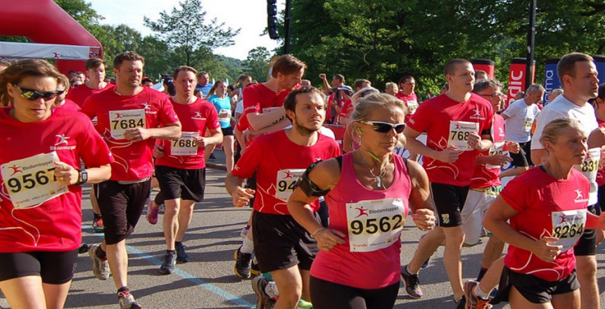 Löpare i arrangemanget Blodomloppet. Kvinnor och män som springer.
