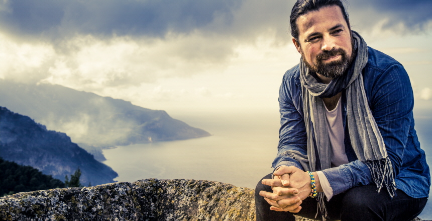 Daniel Mendoza sittande på en bergstopp