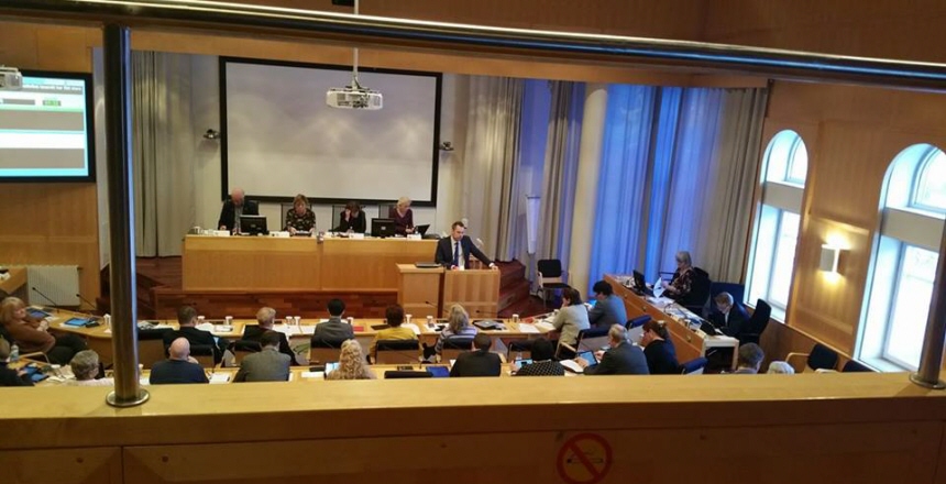 Flera åhörare som lyssnar på debatt