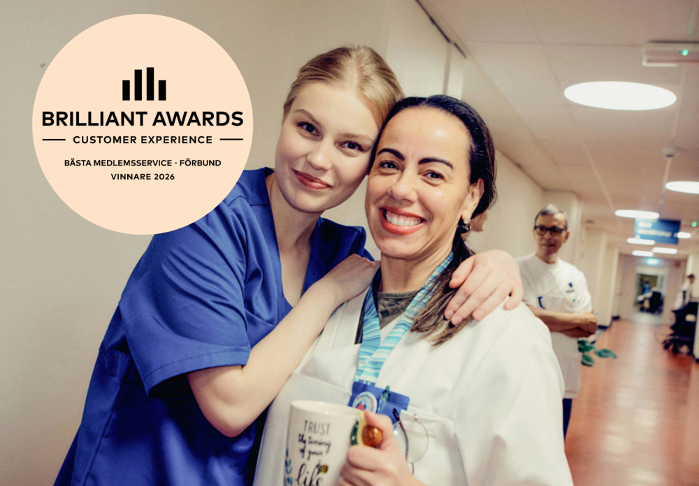 Två glada kollegor poserar