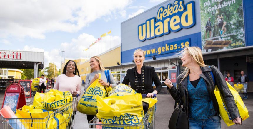 Fyra kvinnor utanför Gekåsullareds köpcenter med vagnarna fulla av varupåsar.