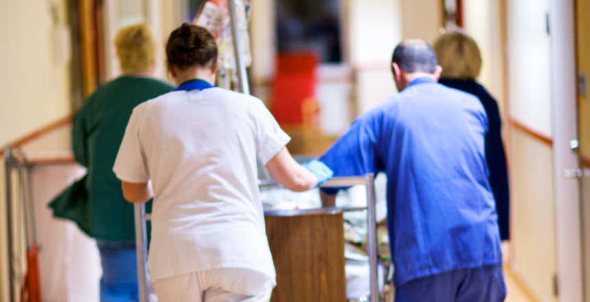 Transport av patient på nattintensiven på Mälarsjukhuset.