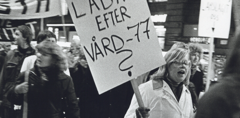 Politikernas vilja att förkorta utbildningen till laboratorieassistent mötte protester.